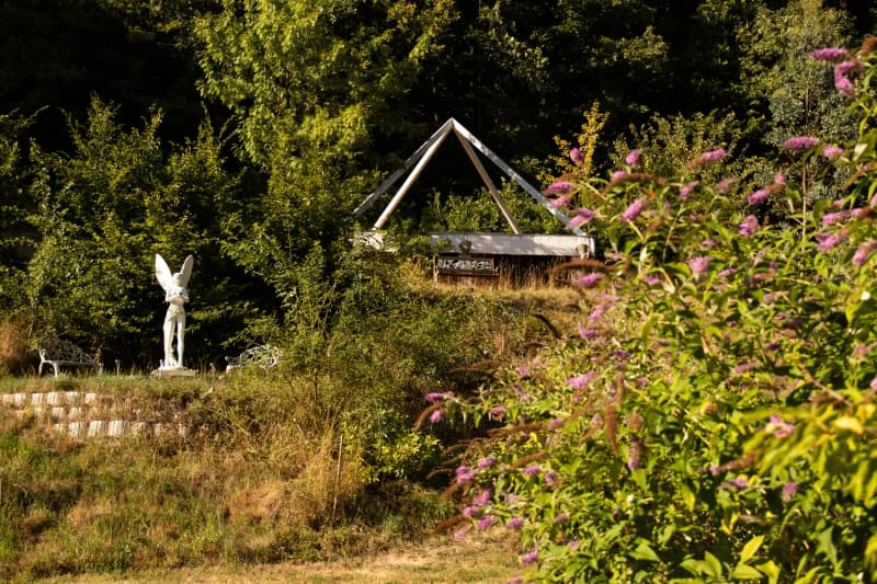 Portálová zahrada s andělem a pyramidou