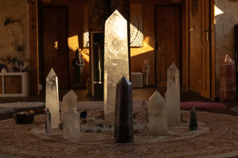 Meditační místnost s křišťálovými věžemi