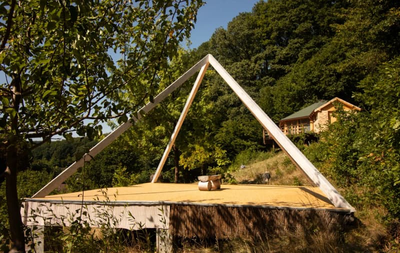 Dřevěná meditační pyramida v zahradě Oázy