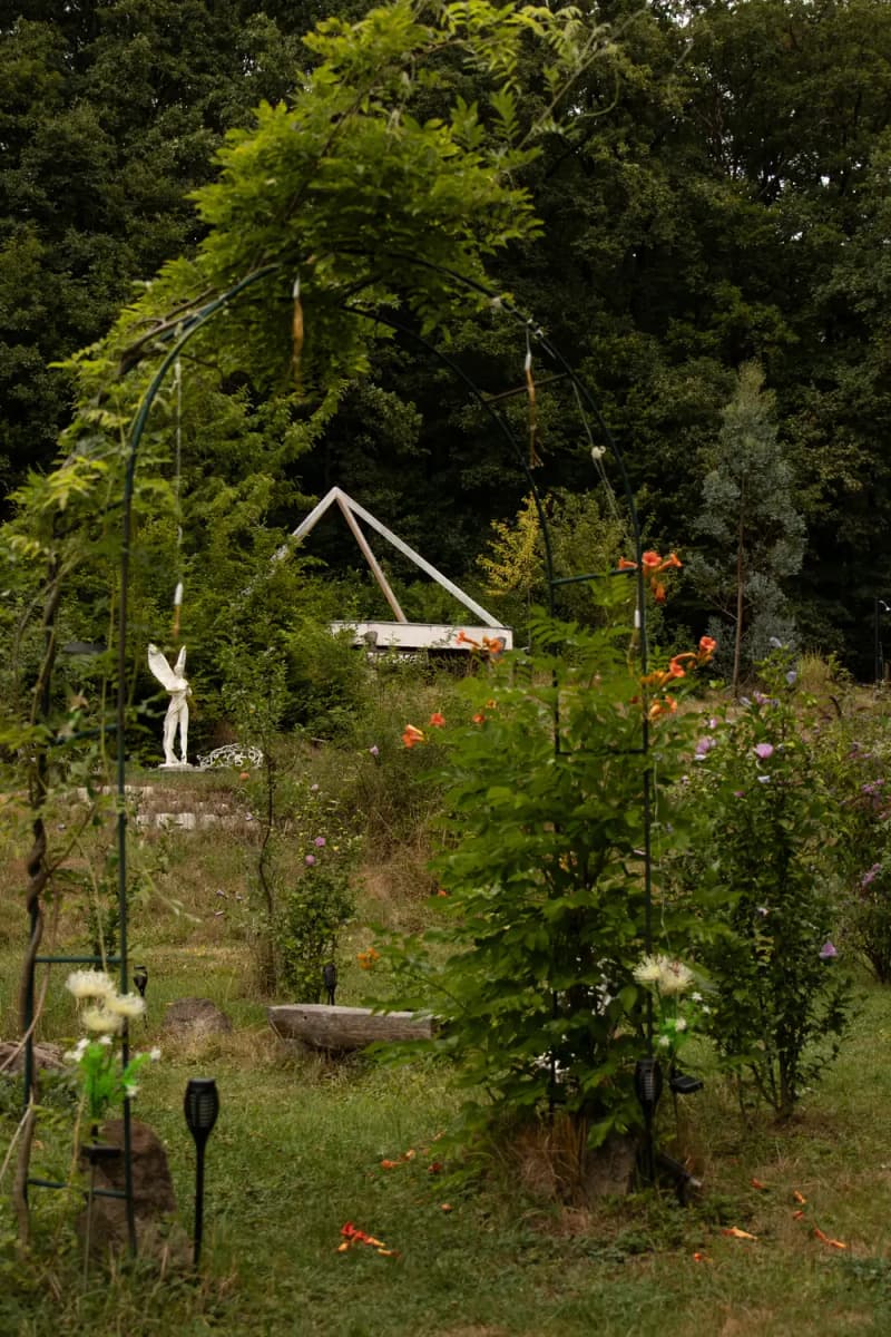 Portálová zahrada — rozkvetlá brána s výhledem na pyramidu
